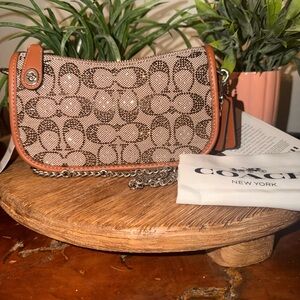 Coach swinger 20 in Crystal signature jacquard